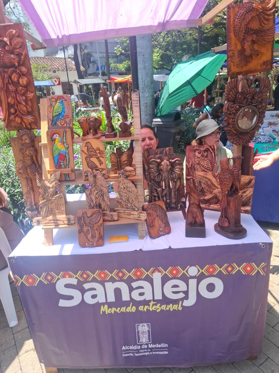 Estatuas De Madera